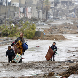 Una família Palestina que fuig del nord de la Franja de Gaza per anar cap al sud.