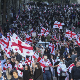 Simpatizantes del partido opositor georgiano asisten a una manifestación en Tiflis, Georgia.