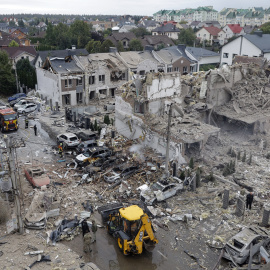 Una zona residencial atacada por Rusia en Kiev (Ucrania).
