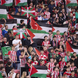 Aficionados del Athletic Club de Bilbao apoyan a Palestina en San Mamés
