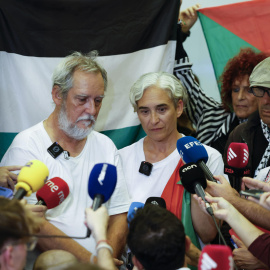 La exalcaldesa de Barcelona Ada Colau junto al concejal barcelonés de ERC Jordi Coronas a su vuelta a España.