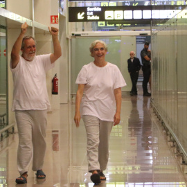 El regidor d'ERC a Barcelona Jordi Coronas i l'exalcaldessa Ada Colau arribant a l'aeroport del Prat després de la detenció d'Israel com a activistes de la Global Sumud Flotilla