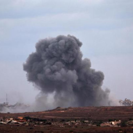 Humo se eleva tras un ataque israelí en las afueras de la ciudad de Gaza.