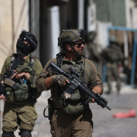 Soldados israelíes durante una incursión militar en la ciudad cisjordana de Nablus, el 5 de octubre de 2025. EFE/EPA/