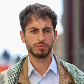 El periodista y colaborador de Público Néstor Prieto ha relatado en esta entrevista el trato del Ejército de Israel después de que interceptara y retuviera ilegalmente a los activistas de la Global Sumud Flotilla. "Me arrancaron los pendientes, me confiscaron todo mi material periodístico", ha explicado. Prieto ha señalado que, después de identificarse como periodista, fue golpeado en las costillas. Ha denunciado cómo, mientras estuvieron retenidos, los efectivos israelís proferían insultos: "Me agarraron del pelo y me dijeron: 'Mira al suelo, trozo de mierda'".


Hace 18 años nacimos con un compromiso: hacer un periodismo útil para la sociedad. Solo podemos continuar con esta labor si contamos con el apoyo de personas como tú.

Únete a la comunidad de Público. 18 años no son nada… cuando nos queda tanto por contar. Periodismo incómodo para tiempos difíciles. http://bit.ly/3VylhmD


Periodismo, investigación y compromiso para construir un mundo más igualitario.
¡Suscríbete ya a nuestro canal!: https://bit.ly/2U8nM0q
Visita: https://www.publico.es
Síguenos en Facebook: https://www.facebook.com/diario.publico/
Síguenos en Twitter: https://twitter.com/publico_es
Síguenos en Instagram: https://www.instagram.com/publico.es
Síguenos en TikTok: https://www.tiktok.com/@publico_es
Síguenos en Bluesky: https://bsky.app/profile/publico.es