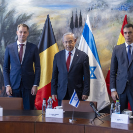 El primer ministro belga, Alexander de Croo; el primer ministro del Estado de Israel, Benjamin Netanyahu, y el presidente del Gobierno, Pedro Sánchez, durante un encuentro el 23 de noviembre de 2023.