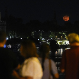 La luna de fresa en el cielo de Sevilla.