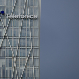 El logo de Telefonica en su sede en Barcelona.