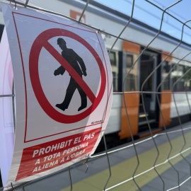 Cartell de prohibit el pas a l'accés de l'andana en sentit Barcelona a l'estació de Rodalies de la Garriga
