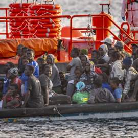 Foto de archivo de varios migrantes en una patera.