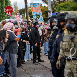 Manifestantes a las puertas de la ICE en Portland.