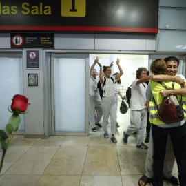 Llegada de los 21 activistas españoles que formaban parte de la Flotilla Global Sumud este domingo. En primer plano, Néstor Prieto.
