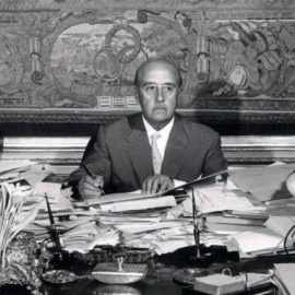 Una imagen del dictador Francisco Franco en su despacho en el Palacio de El Pardo.