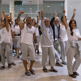 Varios de los activistas que integraban la flotilla Global Summud a su llegada al aeropuerto de Barcelona.