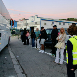 Cua d’usuaris per agafar un autobús en direcció a Barcelona