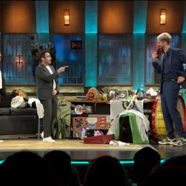 El director J.A. Bayona y su hermano Carlos en 'La Revuelta'.