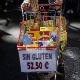 Foto de archivo de una persona protestando con un carrito de la compra durante una manifestación de la Asociación de Celíacos y Sensibles al Gluten.