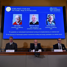 Los ganadores del Nobel de Física durante el anuncio de la Academia sueca.