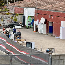 Exterior de l'institut B9 de Badalona, on es calcula que hi malviuen unes 500 persones.