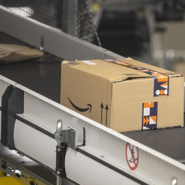 Una caja en el centro Logístico de Amazon en el polígono de Bobes, a 13 de noviembre de 2024.