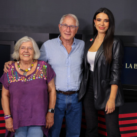 Mariqueta Vázquez, Enrique del Olmo y Sarah Santaolalla (de izq a dcha) en el coloquio intergeneracional de 'Público'