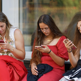 Mujeres mirando sus móviles