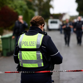 Una agente de la Policía trabajando en el lugar de los hechos.