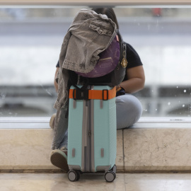 (Foto de ARCHIVO)Una persona con maleta, en el Aeropuerto Adolfo Suárez Madrid-Barajas, a 1 de agosto de 2025, en Madrid (España). Las aerolíneas han programado 28.466 vuelos en los aeropuertos de la red española de Aena para este fin de semana, entre el jueves 31 de julio y el domingo 3 de agosto, algo menos que un año antes (28.681), cuando el mes comenzó el jueves. El día con más vuelos programados será el sábado, 2 de agosto, cuando hay previstos 7.176 operaciones, seguido del domingo, con 7.129 programadas. Para el jueves se han programado 7.087 y para el viernes unos 7.074.Eduardo Parra / Europa Press01 AGOSTO 2025;AEROPUERTO;BARAJAS;AENA;VUELOS;VACACIONES;OPERACIÓN SALIDA;MALETA;01/8/2025