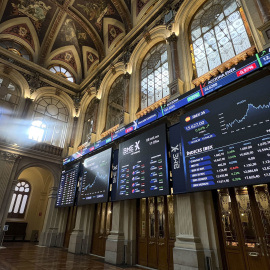 Varios paneles y monitores muestran en el parqué madrileño la evolución de la Bolsa española.