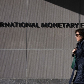 Una mujer pasa frente al Fondo Monetario Internacional, en Washington, D. C.
