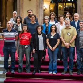 Representants de Plataforma per la Llengua, de sindicats educatius i de partits a l'escalinata del Parlament després de presentar el manifest per recuperar les tres hores de classe de català al batxillerat