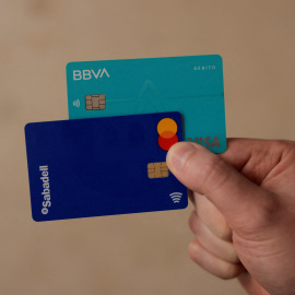 Sendas tarjetas de crédito de BBVA y de Banco Sabadell.