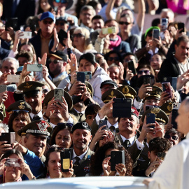 El Papa León XIV llega para una audiencia en la Plaza de San Pedro en Roma.