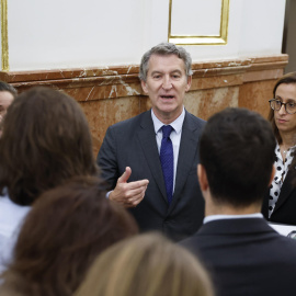 El líder del Partido Popular (PP) Alberto Núñez-Feijóo conversa con periodistas en los pasillos del Congreso de los Diputados durante la sesión de control al Gobierno celebrada este miércoles en el Congreso.