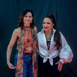 La presidenta de la Comunidad de Madrid, Isabel Díaz Ayuso (i), con la cantante Gloria Estefan (d), antes de su concierto en la Plaza de Colón, dentro de la programación de la Hispanidad 2025.