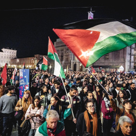 Cientos de personas protestan por el genocidio en Gaza en la ciudad italiana de Turín.