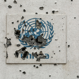 Agujero de bala en el logotipo de las Naciones Unidas (ONU) en uno de sus almacenes destruidos por el ejército israelí. Imagen de archivo.