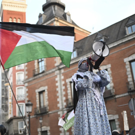 Personas participan en la manifestación en apoyo a Palestina frente al ministerio de Asuntos Exteriores, este miércoles en Madrid