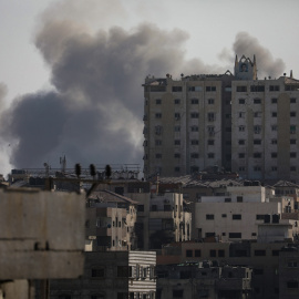 Se eleva una columna de humo tras los ataques aéreos israelíes durante una operación militar en la Ciudad de Gaza.