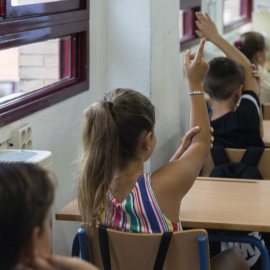 Imagen de archivo de varios alumnos en un colegio.
