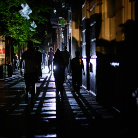 Varias personas deambulan con linternas durante el apagón en Granada.