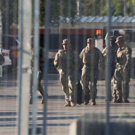 Miembros de la Guardia Nacional caminan en las instalaciones de Broadview del Servicio de Inmigración y Control de Aduanas (ICE) de Estados Unidos en Chicago, Illinois, EE. UU., el 9 de octubre de 2025.