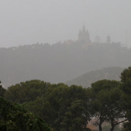 Imatge de fons del Tibidabo en un dia de pluja d'aquest juliol.