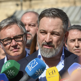 El líder de Vox, Santiago Abascal atiende a los medios de comunicación en Sevilla. EFE/ Raúl Caro.