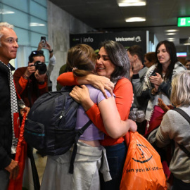 La portavoz de Más Madrid en la Asamblea de Madrid, Manuela Bergerot, recibe a los miembros de la Flotilla.