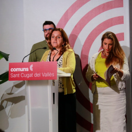 Les coordinadores nacionals dels Comuns, Gemma Tarafa (en primer pla) i Candela López, en el Consell Nacional que ha celebrat el partit a Sant Cugat del Vallès.