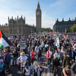 Manifestantes en favor de Palestina en el Puente de Westminster, Londres. 11/10/2025 ONLY FOR USE IN SPAIN