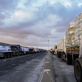 Camiones con ayuda humanitaria en Rafah esperando a cruzar a Gaza.