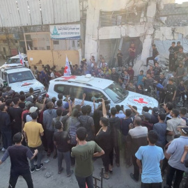 Vehículos de la Cruz Roja transportan a los primeros rehenes israelíes liberados por Hamás, este lunes en Ciudad de Gaza.
