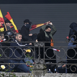 Falange far-right group supporters (L) clash with anti-fascist counter-protesters (R) during a rally called by Falange Espanola de las JONS for the unity of Spain and marking Spain's National Day in Vitoria on October 12, 2025. The Basque regional police Ertzaintza detained 17 people following the incidents. (Photo by ANDER GILLENEA / AFP)